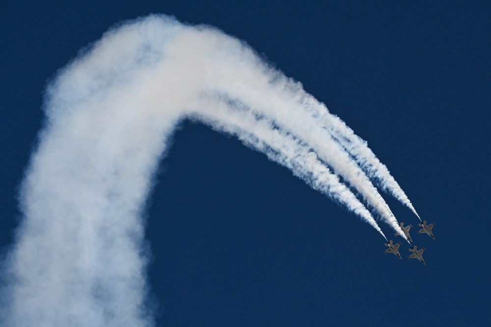 Thunderbirds practice for Thunder Over the Rock Air Show