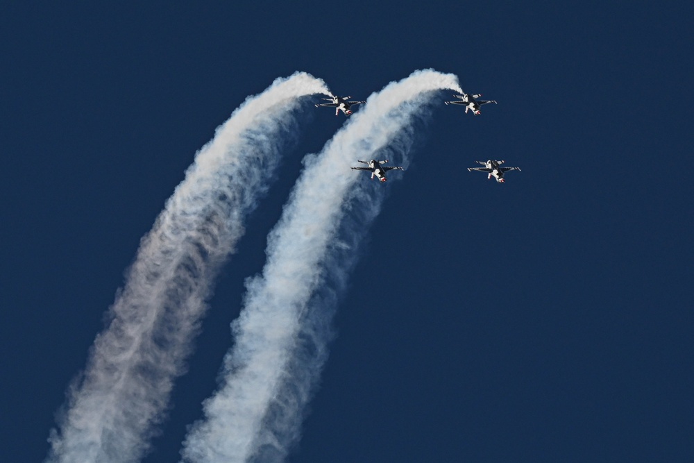 Thunderbirds practice for Thunder Over the Rock Air Show