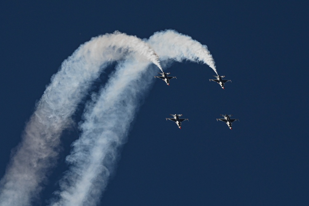 Thunderbirds practice for Thunder Over the Rock Air Show