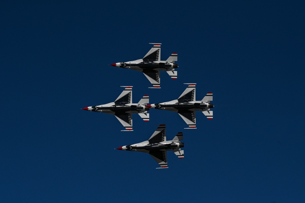 Thunderbirds practice for Thunder Over the Rock Air Show