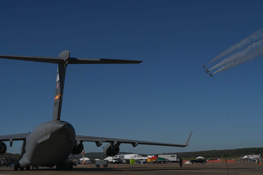 Thunderbirds practice for Thunder Over the Rock Air Show