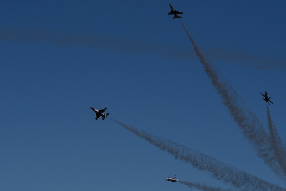 Thunderbirds practice for Thunder Over the Rock Air Show