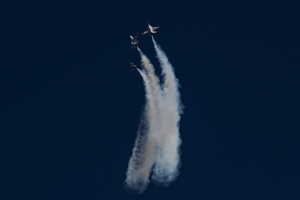 Thunderbirds practice for Thunder Over the Rock Air Show