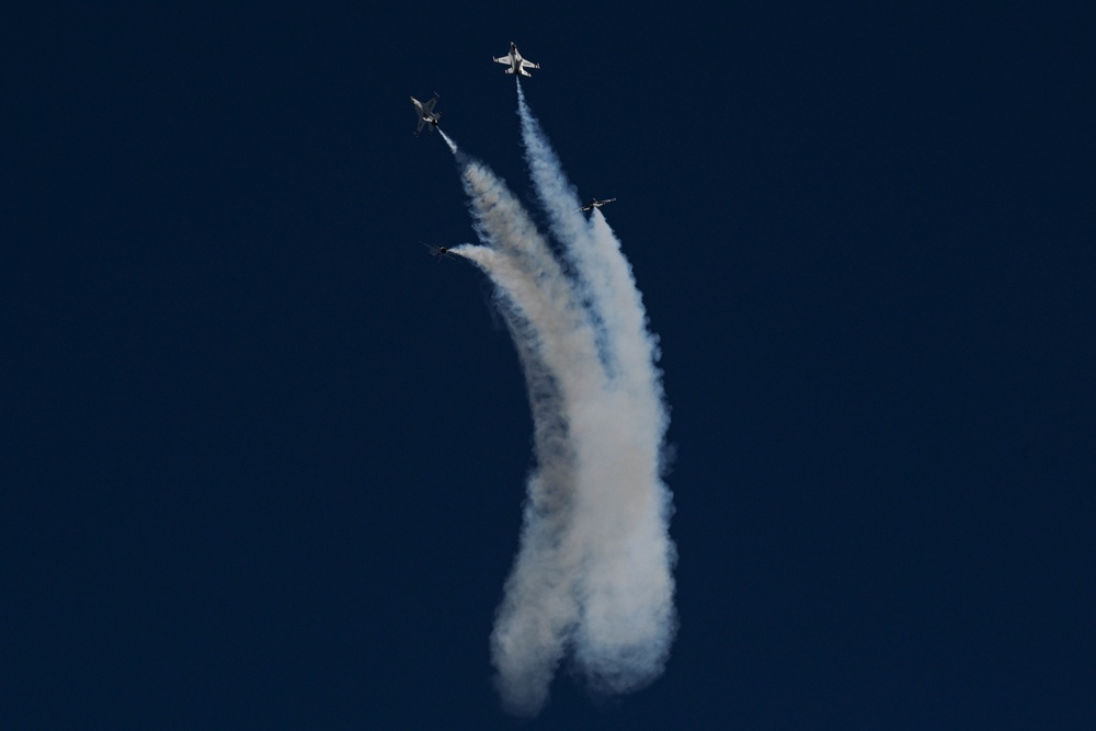 Thunderbirds practice for Thunder Over the Rock Air Show