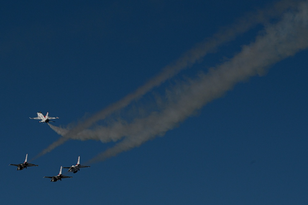 Thunderbirds practice for Thunder Over the Rock Air Show