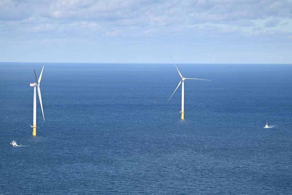 Coast Guard conducts SAREX at wind farm 27 miles off the coast of Virginia