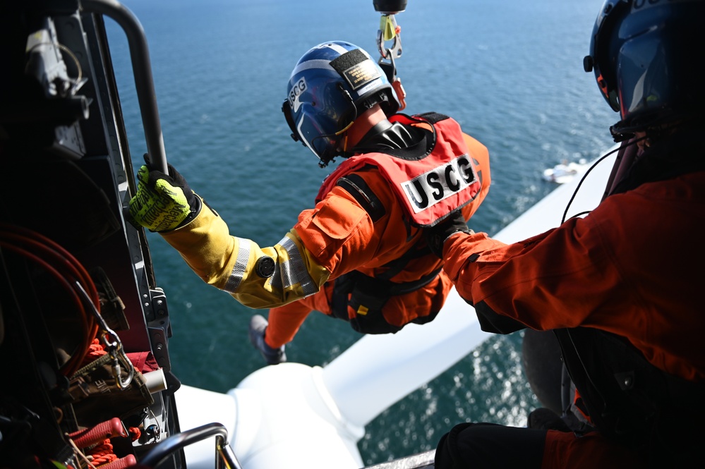 Coast Guard conducts SAREX at wind farm 27 miles off the coast of Virginia