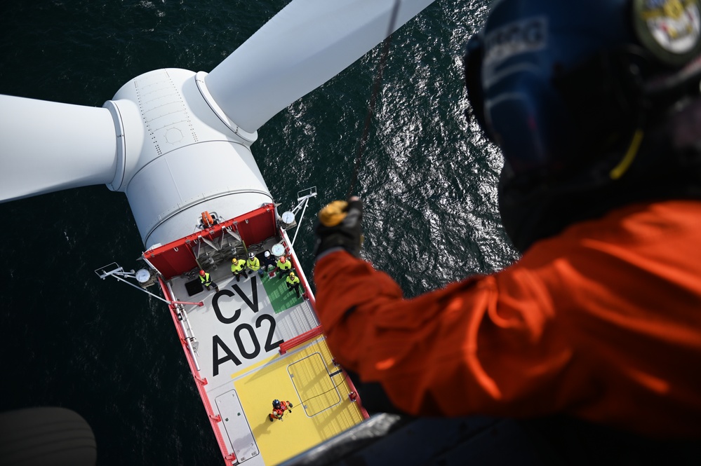 Coast Guard conducts SAREX at wind farm 27 miles off the coast of Virginia