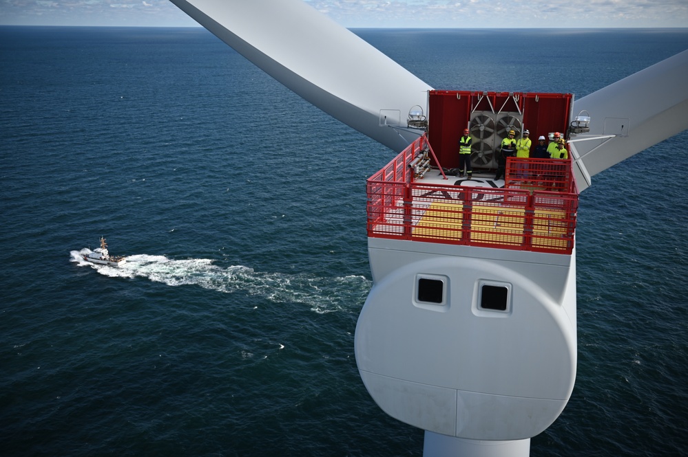 Coast Guard conducts SAREX at wind farm 27 miles off the coast of Virginia