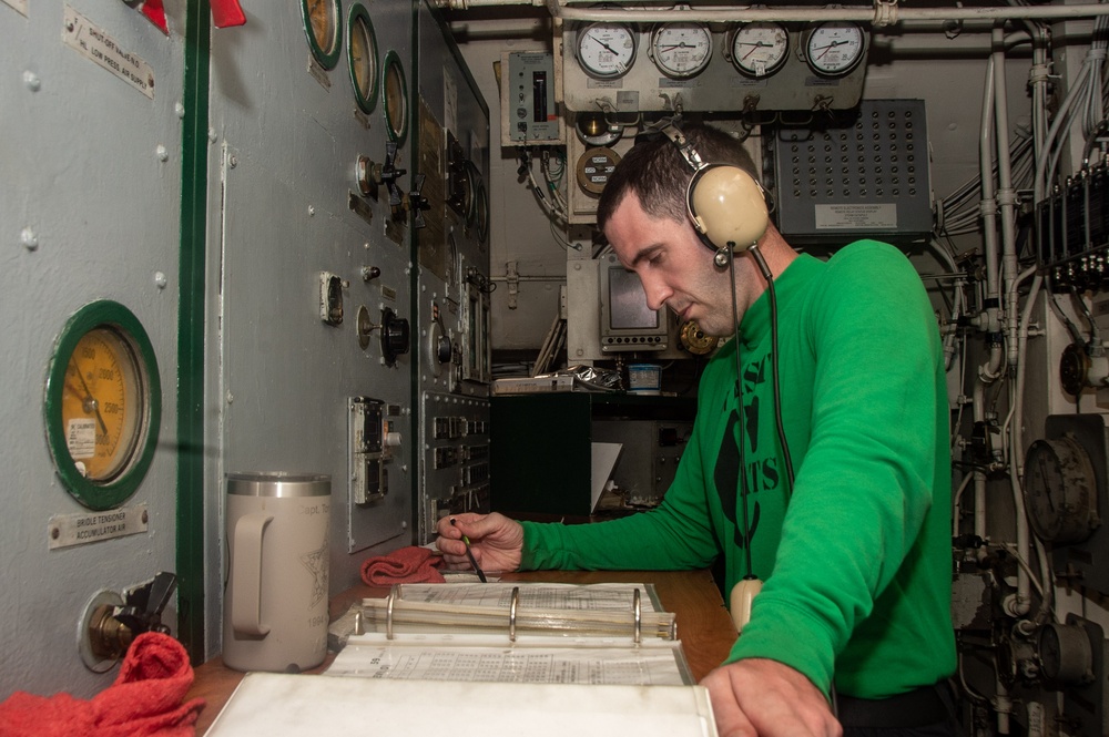 USS Ronald Reagan (CVN 76) Sailor monitors the catapult launch system