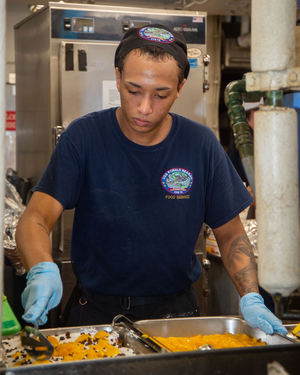 USS Ronald Reagan (CVN 76) hosts cooking competition