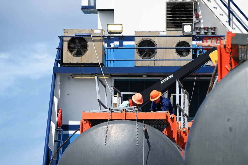 Fuel removal operations begin for Bonnie G off St. Thomas 