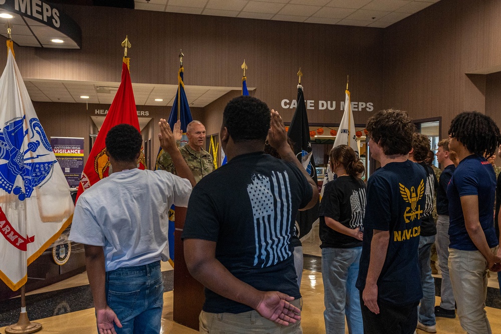 U.S. Army Chief of Staff administers oath of enlistment