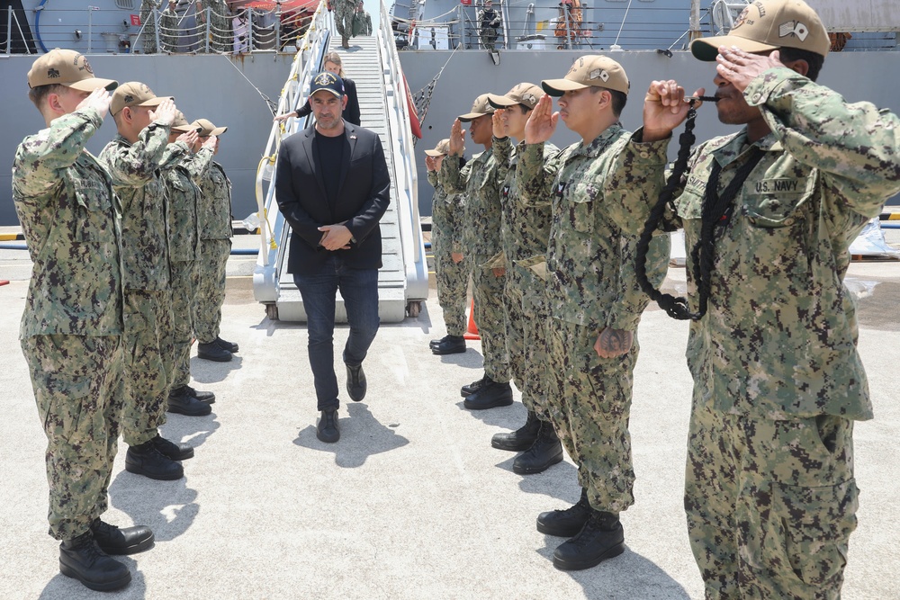 Jonathan Kaplan, U.S. Ambassador to Singapore, and other distinguished guests visit the Arleigh Burke-class guided-missile destroyer USS Rafael Peralta (DDG 115)