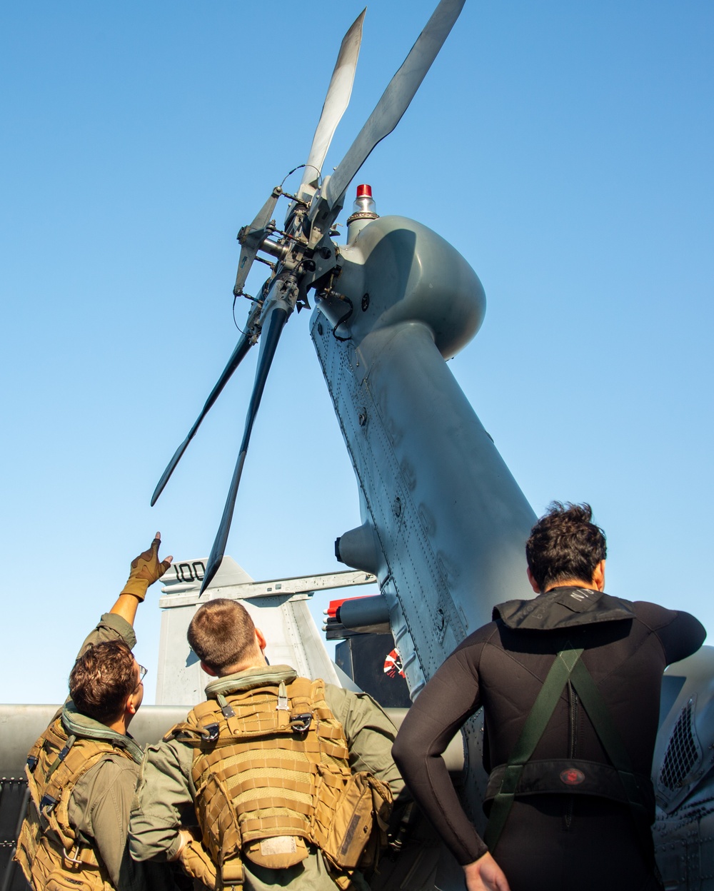 HSC-14 Sailors conduct pre-flight check