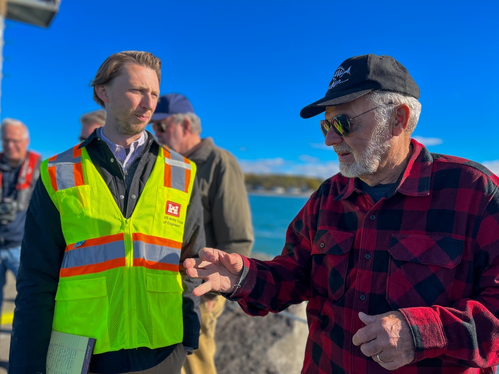 USACE Buffalo engineer speaks with councilman on breakwall