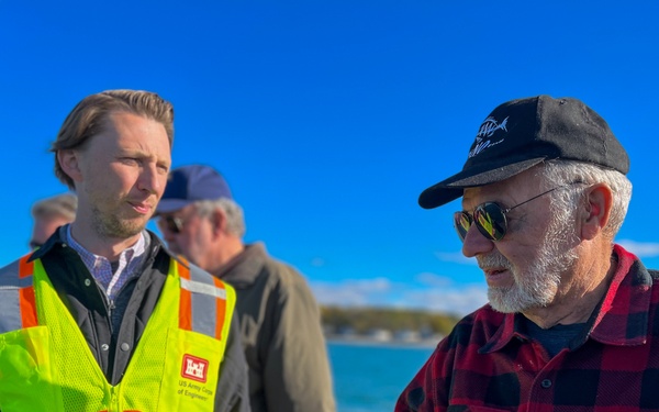 USACE Buffalo engineer speaks with councilman on breakwall
