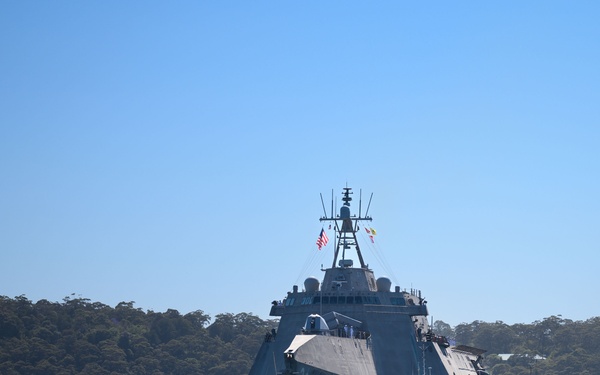 USS Oakland Arrives in Sydney Harbor