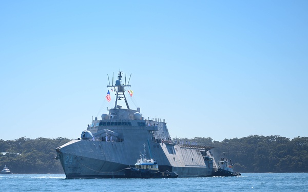 USS Oakland Arrives in Sydney Harbor