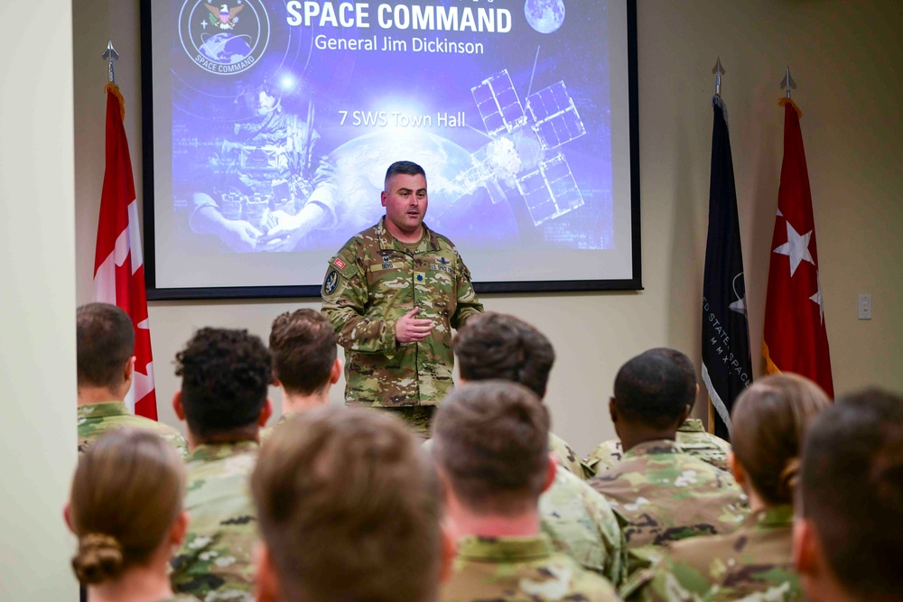 General Dickinson, U.S. Space Command commander, visits the 7th Space Warning Squadron