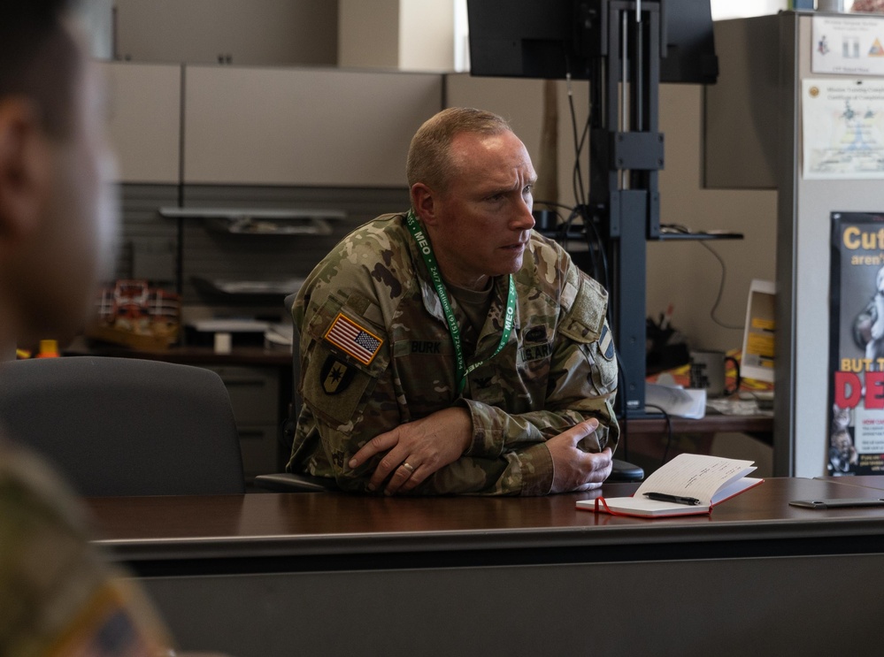 FORSCOM Surgeon Visits 1st Armored Division (H2F)