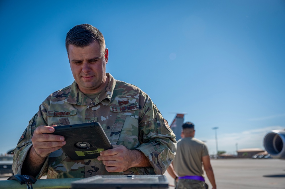 Hawaii ANG Airmen Ignite the way with First-Ever KC-135 Hot Refuel Training