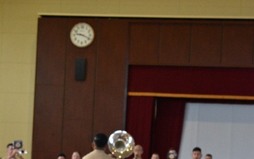 III MEF Band Advises Gotemba Nishi Junior High Musicians / 第3海兵遠征軍音楽隊が御殿場西中学校吹奏楽部と交流