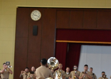 III MEF Band Advises Gotemba Nishi Junior High Musicians / 第3海兵遠征軍音楽隊が御殿場西中学校吹奏楽部と交流