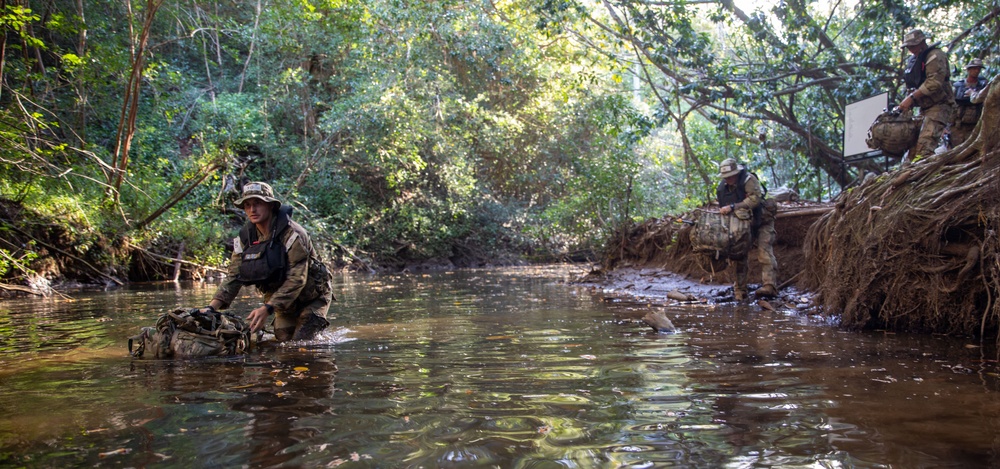 Jungle school students train on waterborne operations