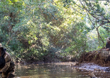 Jungle school students train on waterborne operations