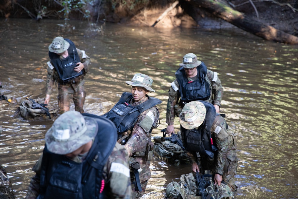 Jungle school students train on waterborne operations