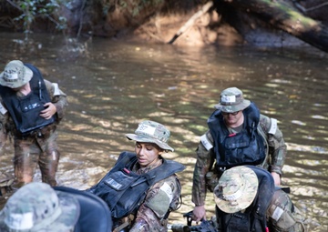 Jungle school students train on waterborne operations