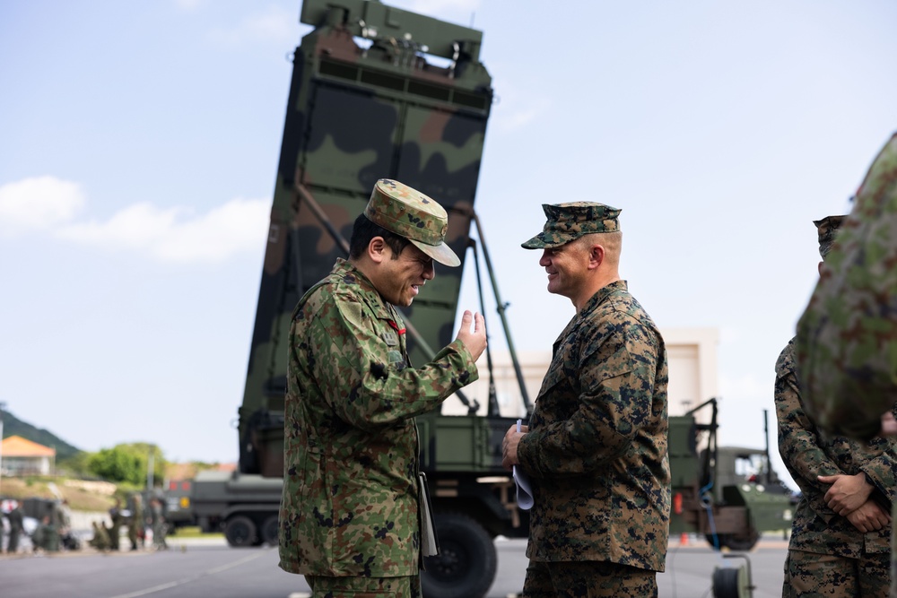 U.S. Marines and JGSDF Members hold capabilities brief