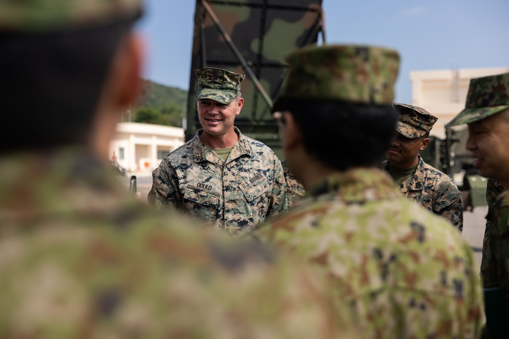 U.S. Marines and JGSDF Members hold capabilities brief