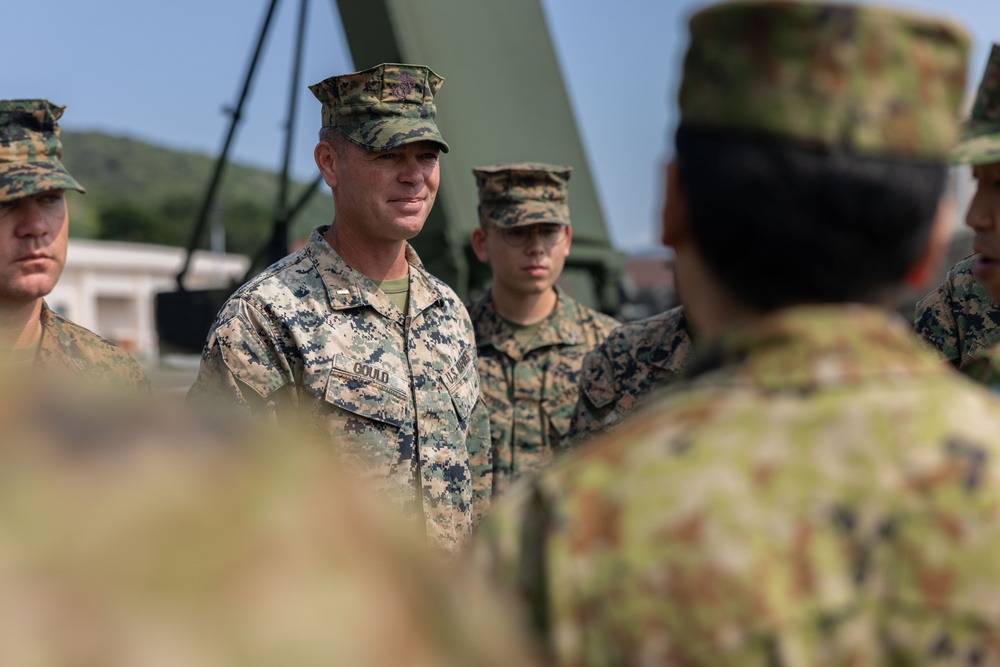 U.S. Marines and JGSDF Members hold capabilities brief