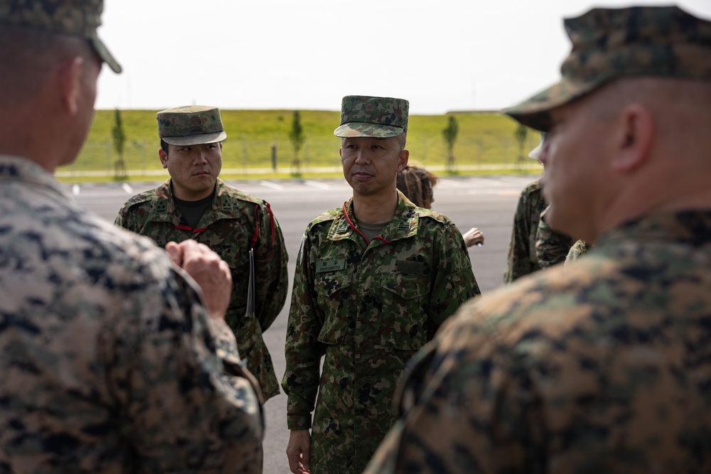 U.S. Marines and JGSDF Members hold capabilities brief