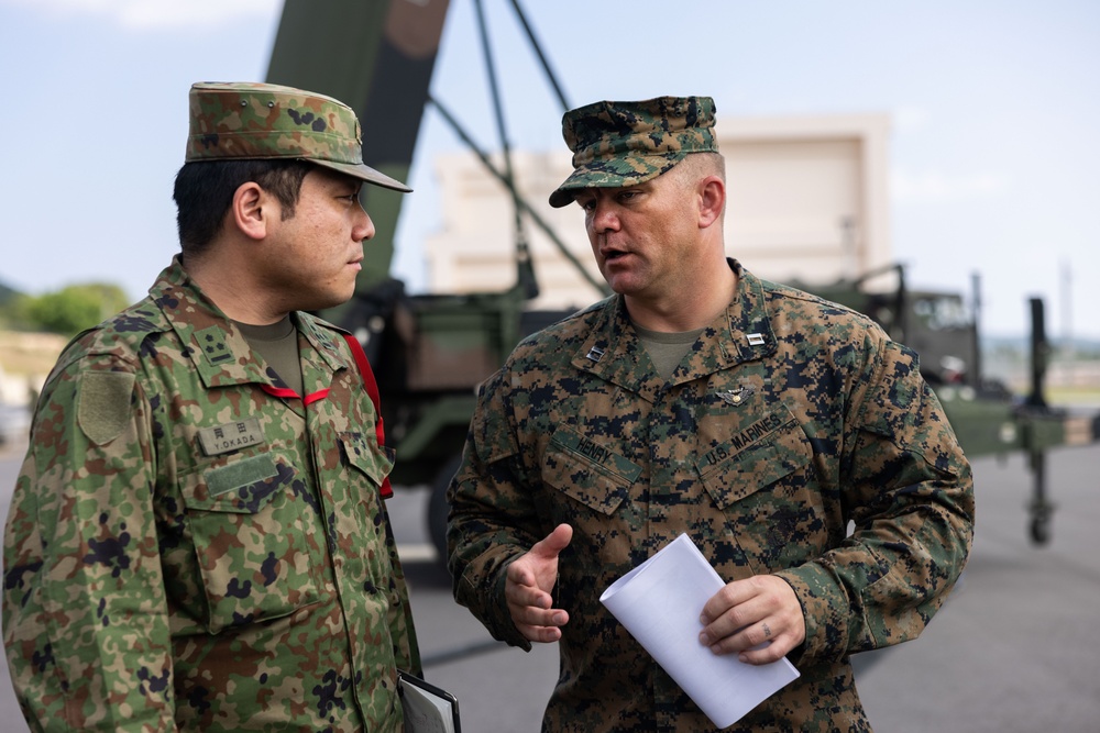 U.S. Marines and JGSDF Members hold capabilities brief