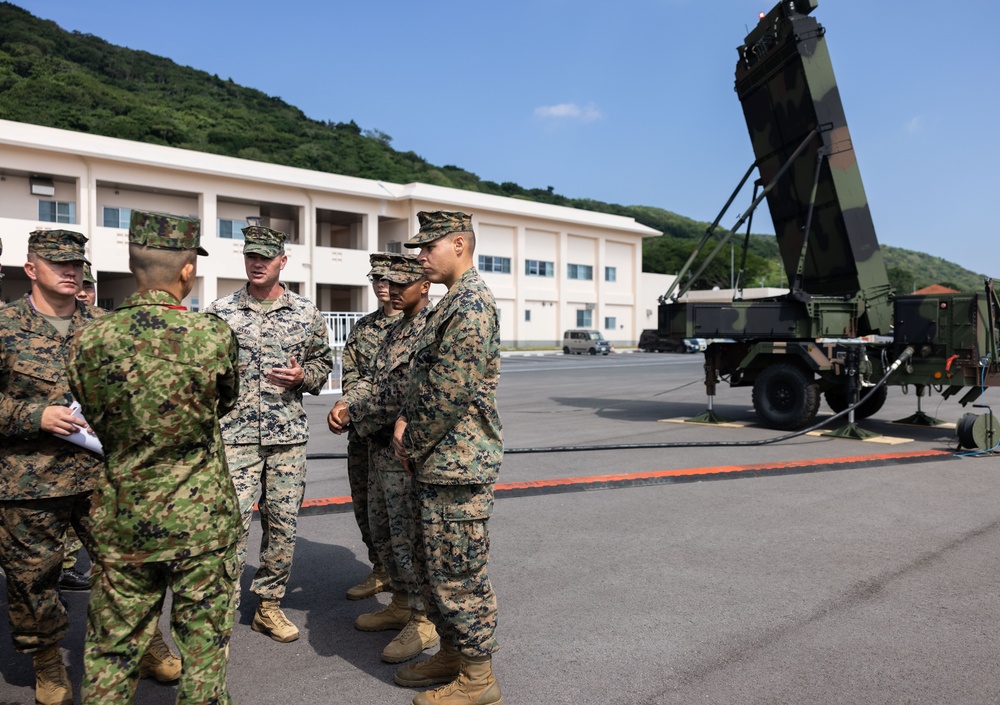 U.S. Marines and JGSDF Members hold capabilities brief