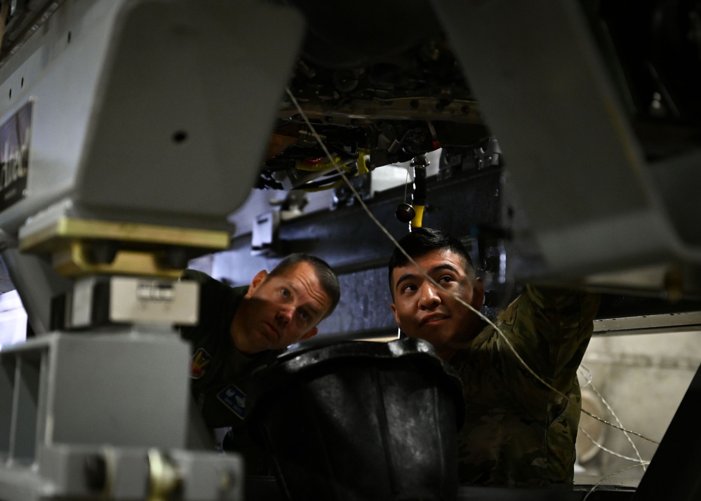 Col. Kristoffer Smith visits 20th CMS Test Cell for Shaw’s Working with Weasels