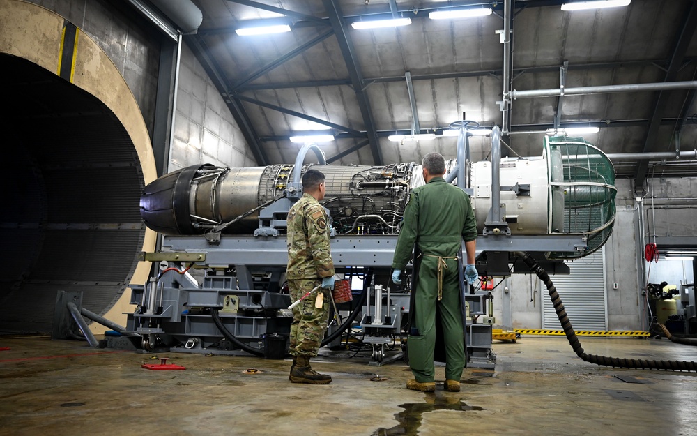 Col. Kristoffer Smith visits 20th CMS Test Cell for Shaw’s Working with Weasels