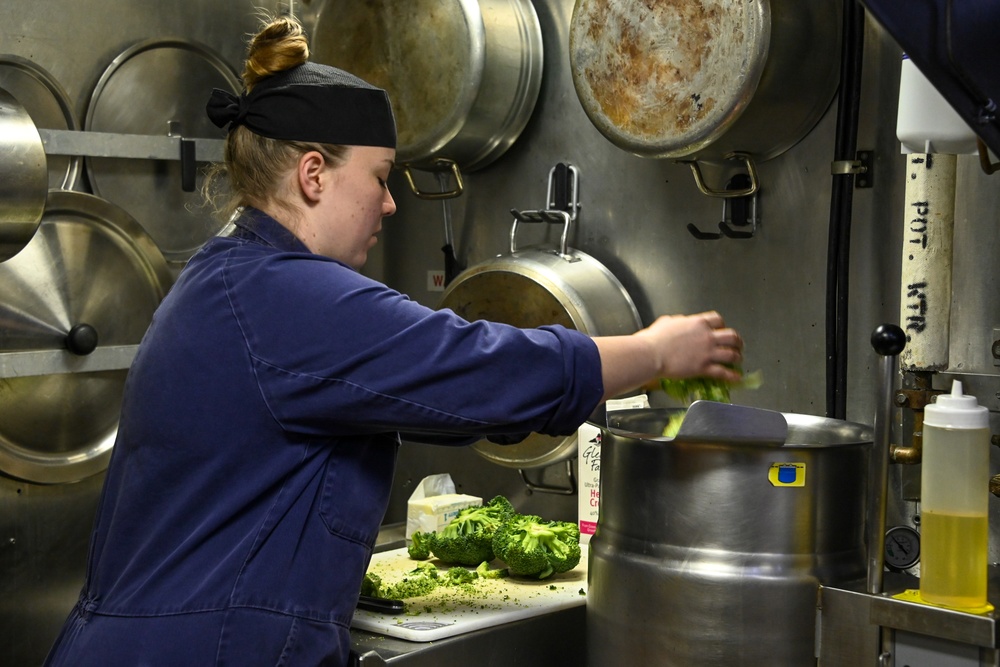 U.S. Coast Guard Cutter Healy hosts 2 Royal New Zealand Navy chefs