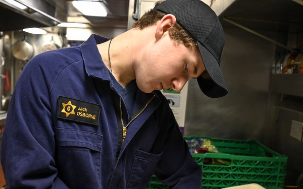 U.S. Coast Guard Cutter Healy hosts 2 Royal New Zealand Navy chefs