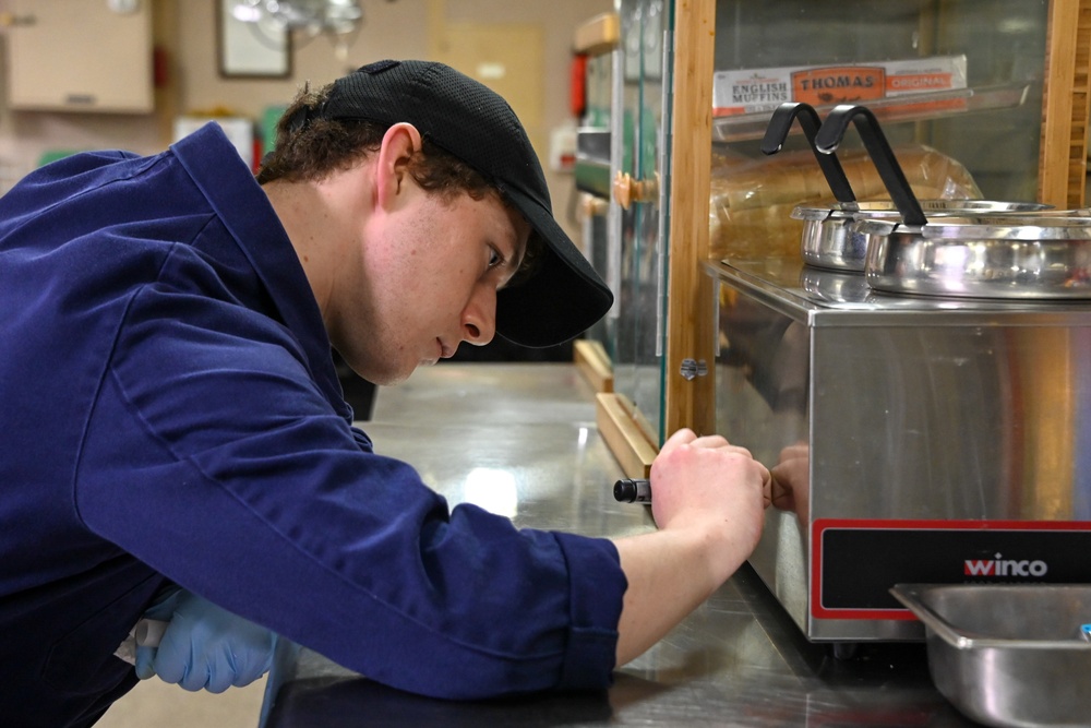 U.S. Coast Guard Cutter Healy hosts 2 Royal New Zealand Navy chefs