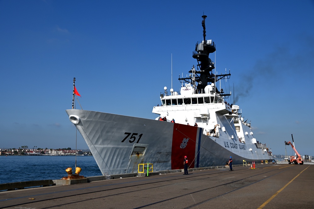 U.S. Coast Guard Cutter Waesche crewmembers prepares depart San Diego