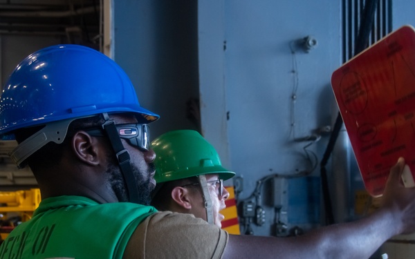 USS Ronald Reagan (CVN 76) conducts fueling-at-sea with USNS Yukon (T-AO 202)