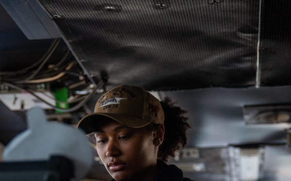 USS Ronald Reagan (CVN 76) conducts replenishment-at-sea with USNS Yukon (T-AO 202)