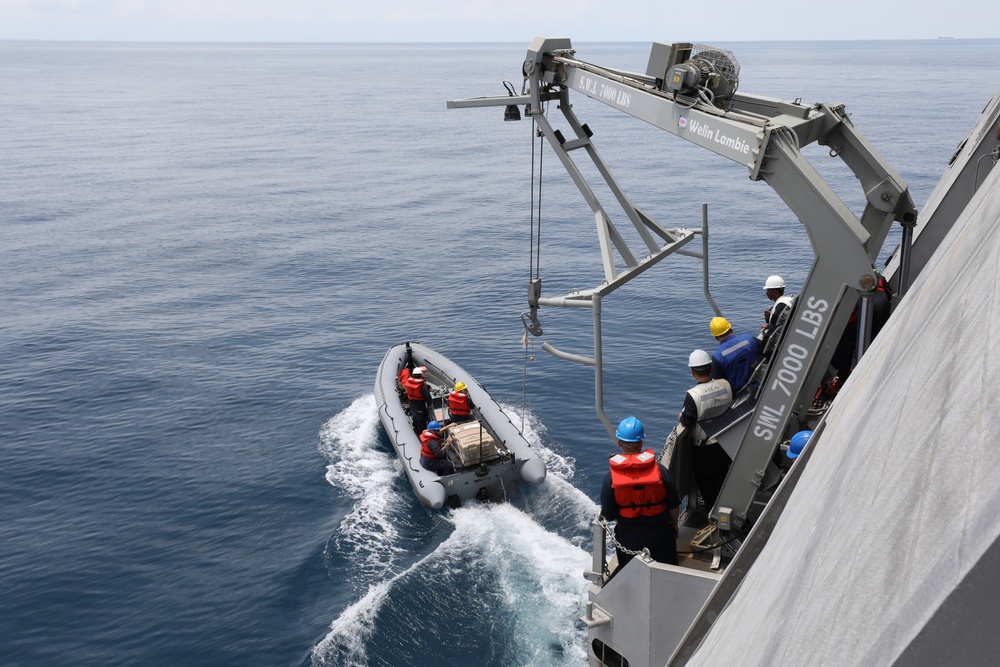 USS Mobile (LCS 26) Conducts Small Boat Operations