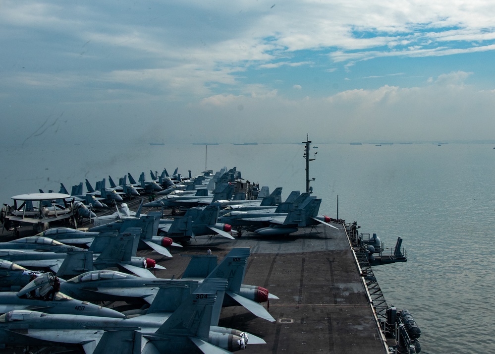 USS Ronald Reagan (CVN 76) anchors in Manila for routine port visit