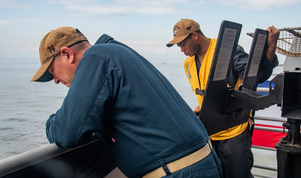 USS Ronald Reagan (CVN 76) anchors in Manila for routine port visit