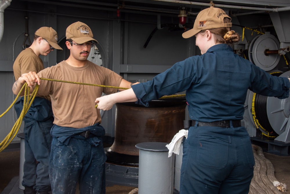 USS Ronald Reagan (CVN 76) anchors in Manila for routine port visit